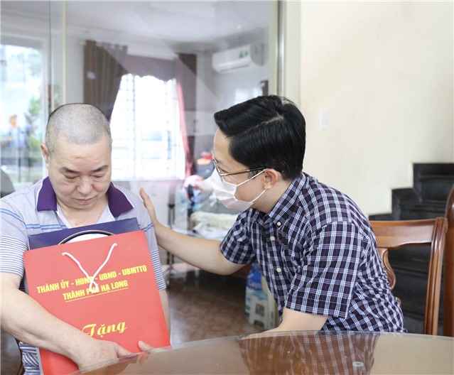 Đồng chí Phạm Lê Hưng, Phó Bí thư Thành ủy thăm, tặng quà người có công, thương bệnh binh