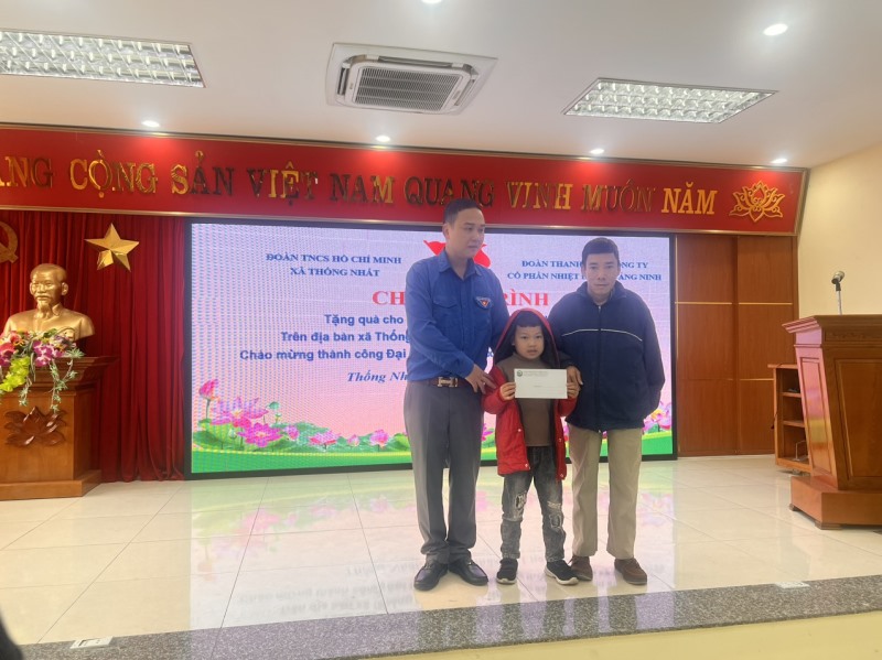 Công ty cổ phần Nhiệt điện Quảng Ninh trao tặng 30 suất quà Tết cho các hộ khó khăn