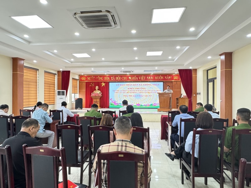 Khen thưởng tập thể và cán bộ Công an xã trong công tác đấu tranh, phòng chống tội phạm