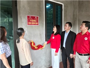 Hội Chữ thập đỏ Thành phố: Bàn giao nhà nhân đạo cho hộ nghèo