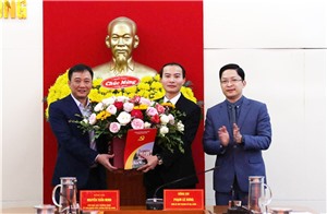Đồng chí Phạm Lê Hưng, Phó Bí thư Thành ủy: Trao quyết định điều động và phân công đồng chí Vũ Ngọc Lâm giữ chức vụ Trưởng phòng Tài chính- Kế hoạch