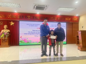 Công ty cổ phần nhiệt điện Quảng Ninh trao tặng quà cho trẻ em có hoàn cảnh khó khăn