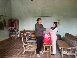 Thăm, tặng quà người có uy tín dịp tết Nguyên đán Ất Tỵ 2025