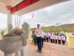 Dâng hương tại Nhà bia ghi tên Liệt sỹ xã Thống Nhất nhân dịp kỷ niệm 50 năm Ngày giải phóng miền nam, thống nhất đất nước (30/4/1975-30/4/2025)